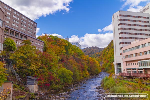 月見橋から望む定山渓温泉街の旅館と紅葉