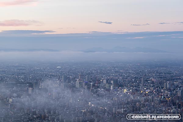 藻岩山山頂から見た雲と札幌市街地