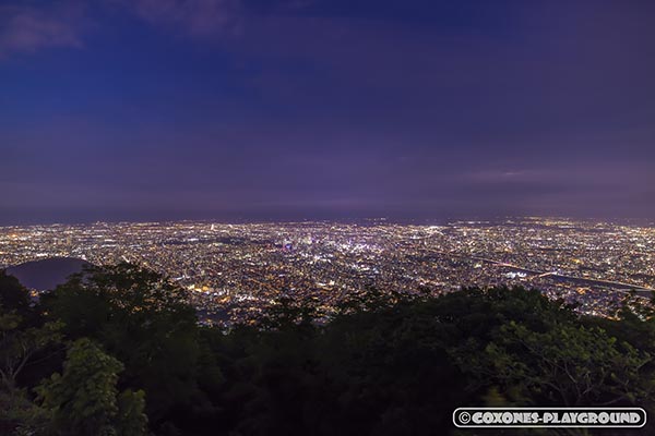 超広角レンズで写した藻岩山山頂からの札幌市街地の夜景